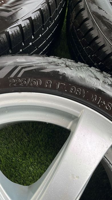 Jantes 17 5×112 com pneus 225/50R17.
Possível envio para Portugal Cont