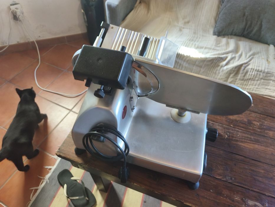 Máquina Profissional de Cortar Fiambre e Carnes em Inox – Elétrica