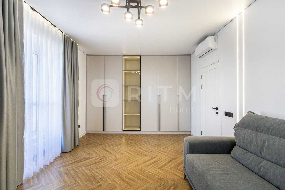 Продається світла та простора 2-кімнатна квартира площею 65 м² у сучасному житловому комплексі «Сонячний».
