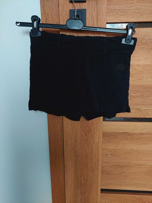 Czarne krótkie spodenki adidas s/m