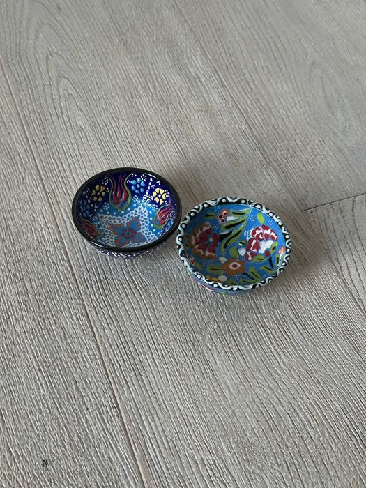 2 małe kolorowe miseczki ceramiczne