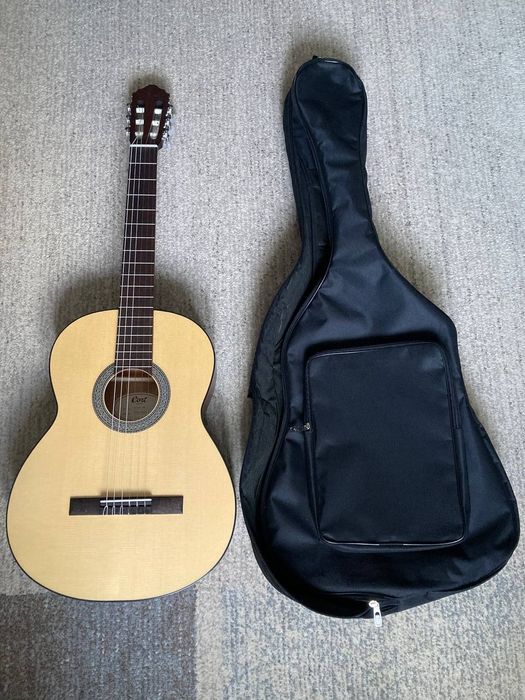 Классическая гитара и чехол