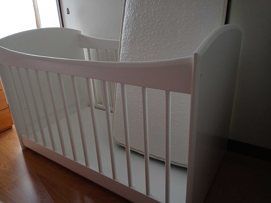 Cama bebé , madeira lacada branco