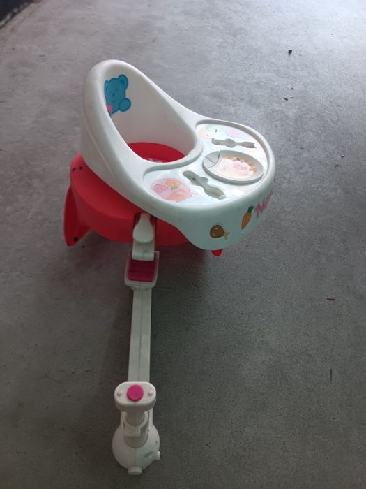 Banco Nenuco para sentar o nenuco à mesa