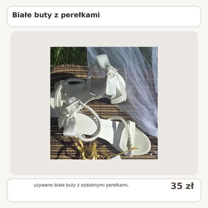 Białe buty ślubne na słupku z perłami