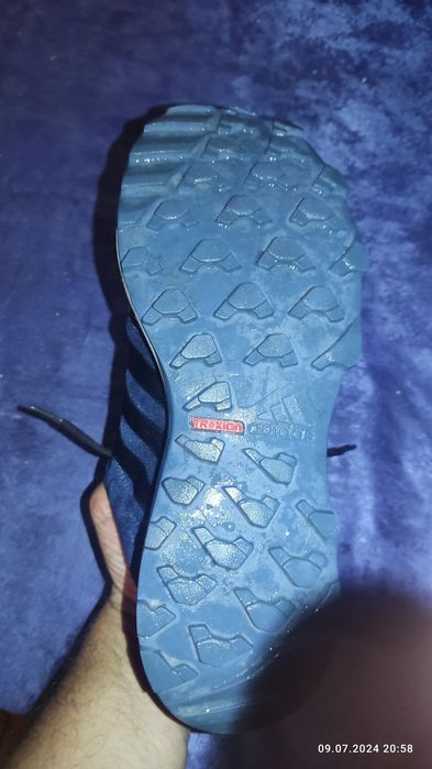 Продам. Кроссовки Adidas Tracerocker орегінали.