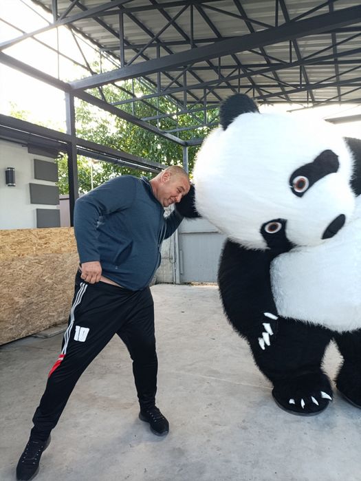 Ми приходимо з привітаннями,обіймами та гарним настроєм.