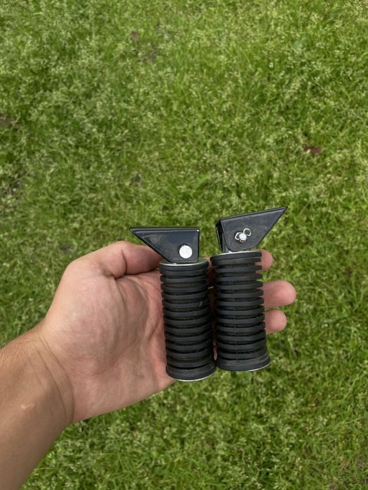 Ніжки пасажира на мотоцикл