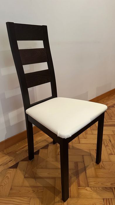 Conjunto de Mesa Jantar Moderna (4 Cadeiras) - Estado Impecável - Estilo Escandinavo
