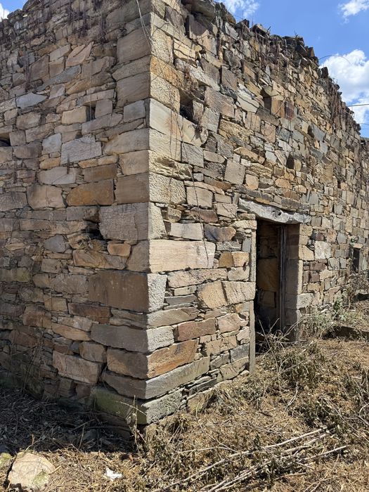 [Venda Particular] Terreno Urbano de 250m² com Ruína e Palheiro em Pedra – Mirandela