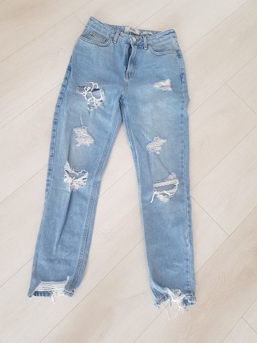 Niebieskie mom jeans z dziurami - New Look