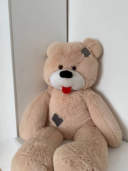 Великий плюшевий ведмедик