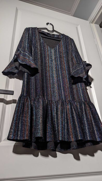 Sukienka w stylu glamour z połyskiem