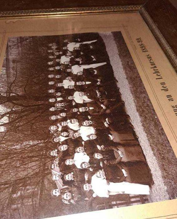 Stare 130 lat zdiecie grupowe w ramie za szklem