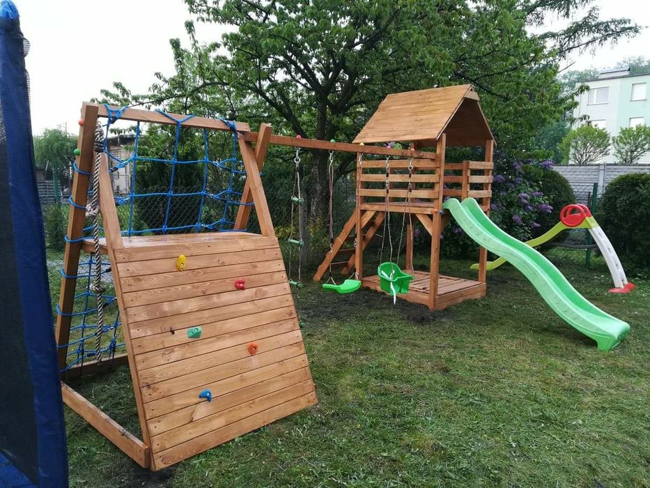 plac zabaw wspinaczka stolik domek slizg
