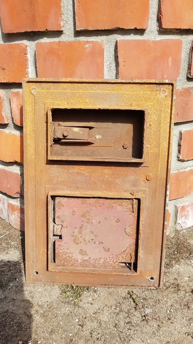 Metalowe drzwiczki do pieca