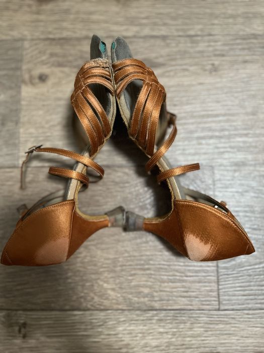 Жіночі туфлі для латино-американської програми