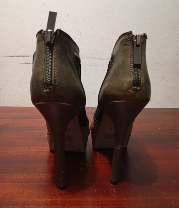 Botas Castanhas, verdes e Pretas da marca Jéssica Simpson