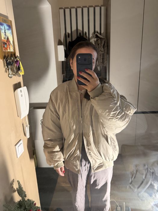 Бомбер зимовий беж