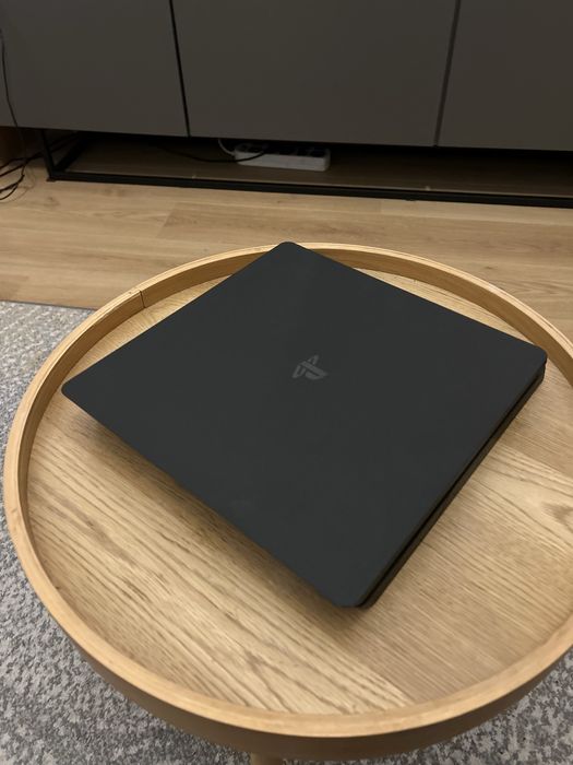 Konsola PS4 Slim 1TB - 2x pady + gry w zestawie