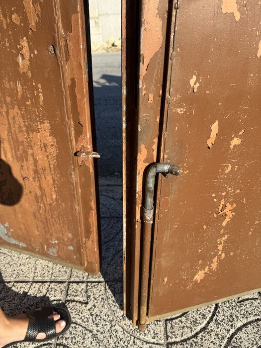 Portão de ferro, duas portas