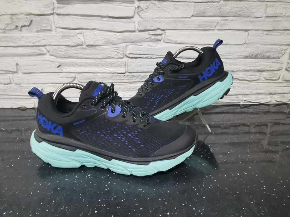Buty firmy Hoka One One z Gore-tex. Rozmiar 40.