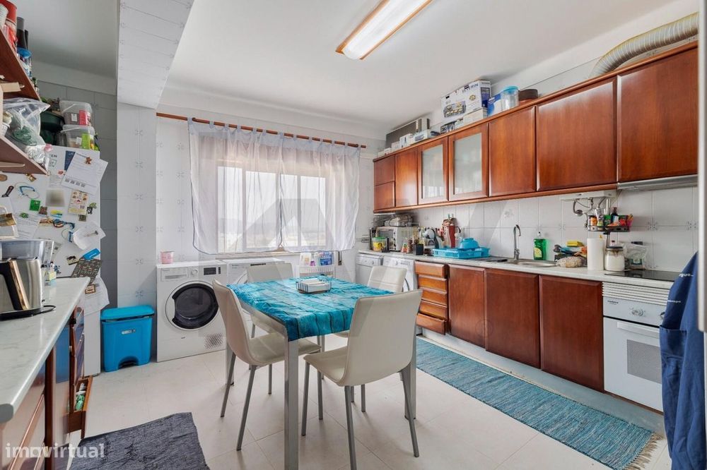 Apartamento T3 com Varanda e Vista para a Serra da Arrábida – Praça de