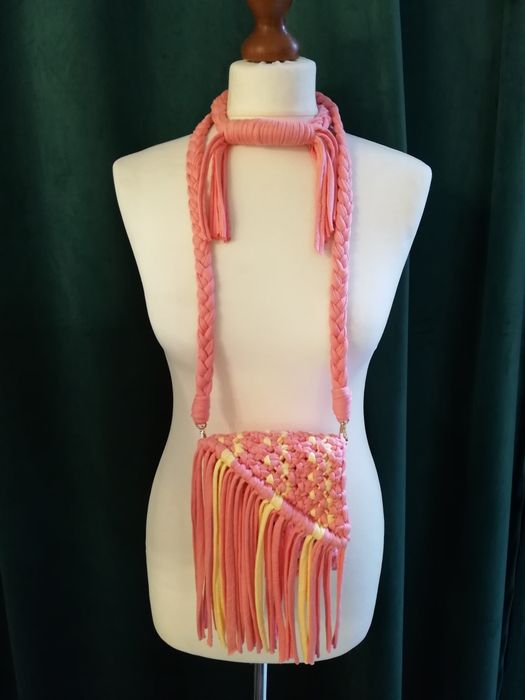 Pequena bolsa em macramé