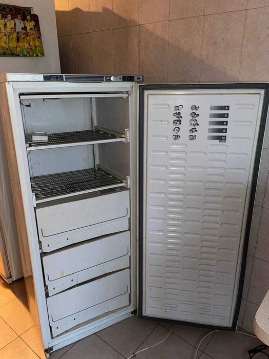 Продам морозильну камеру Ariston на запчастини або під ремонт