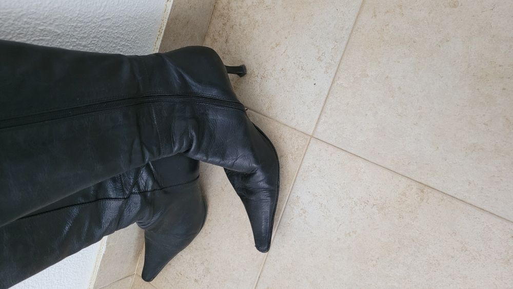 Botas pretas em pele