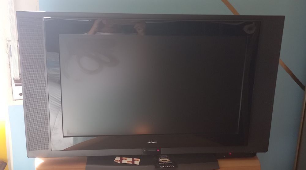 Televisão da marca "Proline"