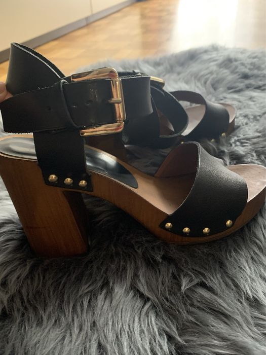 Sandały na drewnianej podeszwie