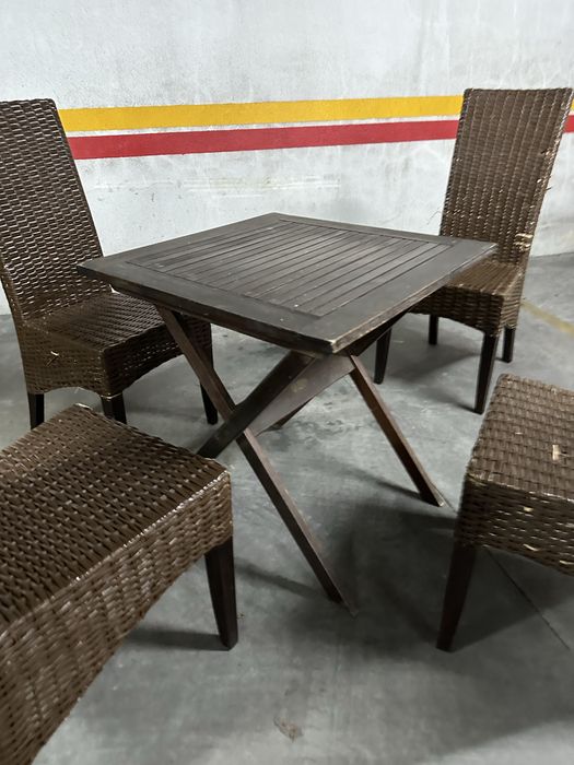 4 cadeiras + mesa desmontável