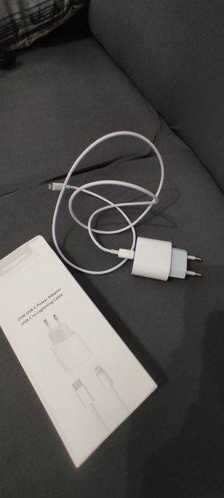 iPhone com película, carregador e capa novos