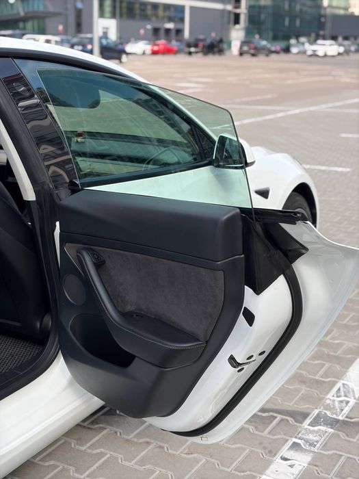 Tesla model 3 2022 року