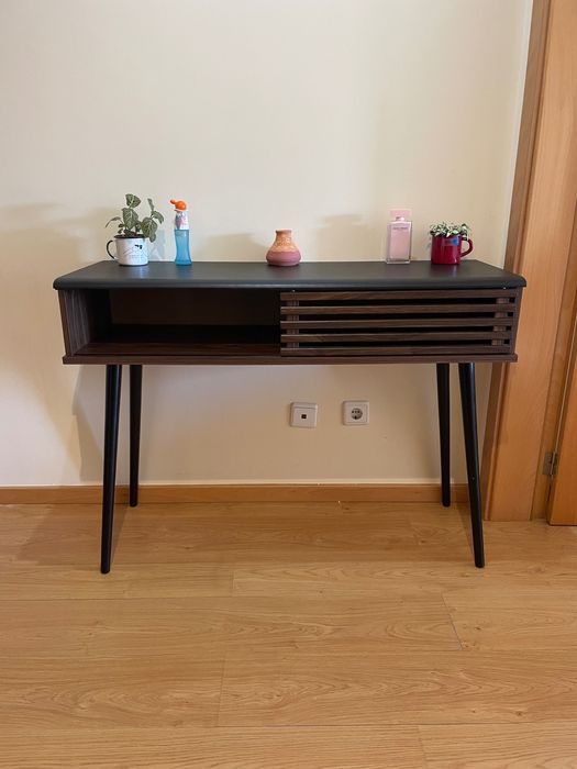 Mesa em madeira escura