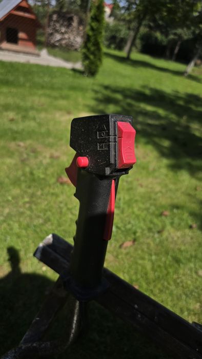 Kawasaki TJ45E, kosa spalinowa z szelkami do koszenia