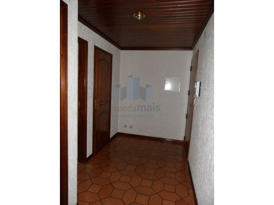 Arrenda-Se Apartamento T2 Com Garagem Junto Solum