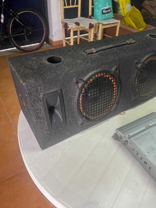 Subwoofer + Amplificador Excalibur de 600W.