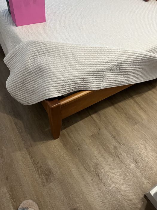 Cama castanho com cabeceira estofada