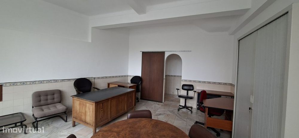 Imóvel comercial em São Vicente (junto ao Largo da Graça)