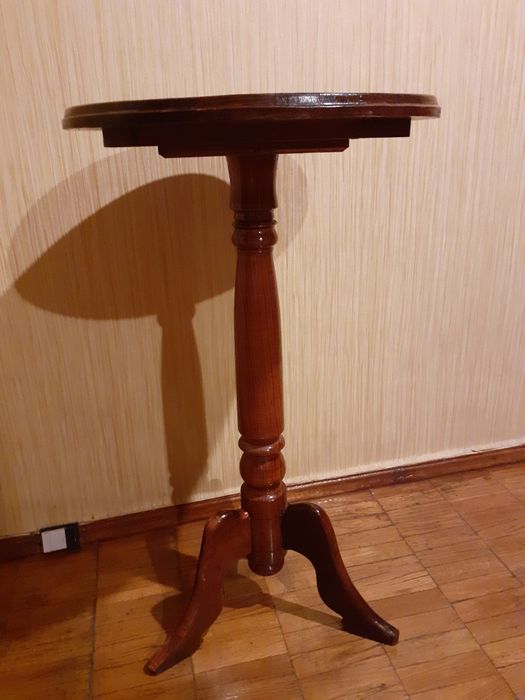 Дерев'яний столик