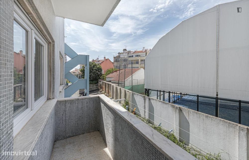 Quarto - localizado em Campolide Lisbon