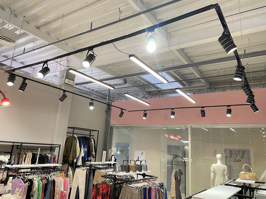 Розпродаж обладнання магазину, стелажі, манекени і т.д