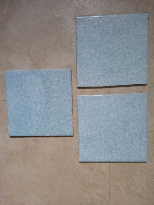 Плитка 15*15 см світло зеленувата та біла та 28 штук блакитної