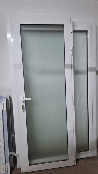 Porta nova, com vidro duplo martelado.