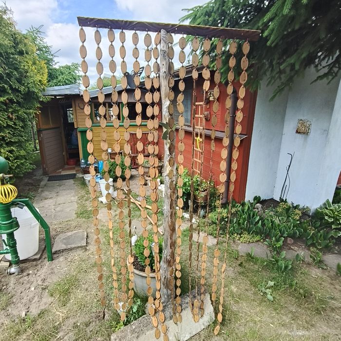 Zasłona na drzwi z drewna