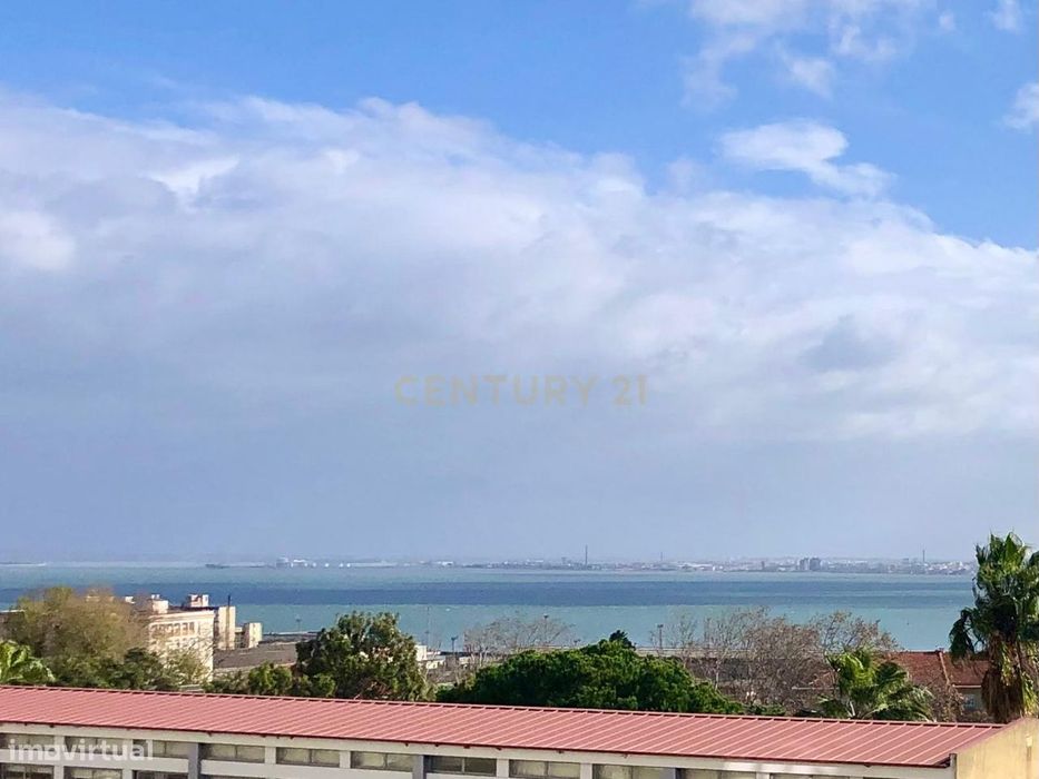 Apartamento T3 com Vista de Rio no centro de Almada