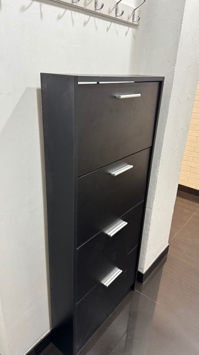 Czarna szafka na buty