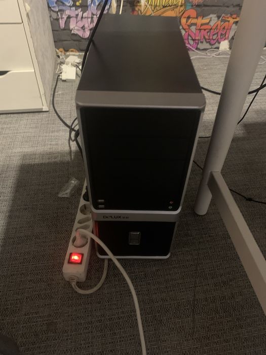 Computador com monitor, rato e teclado